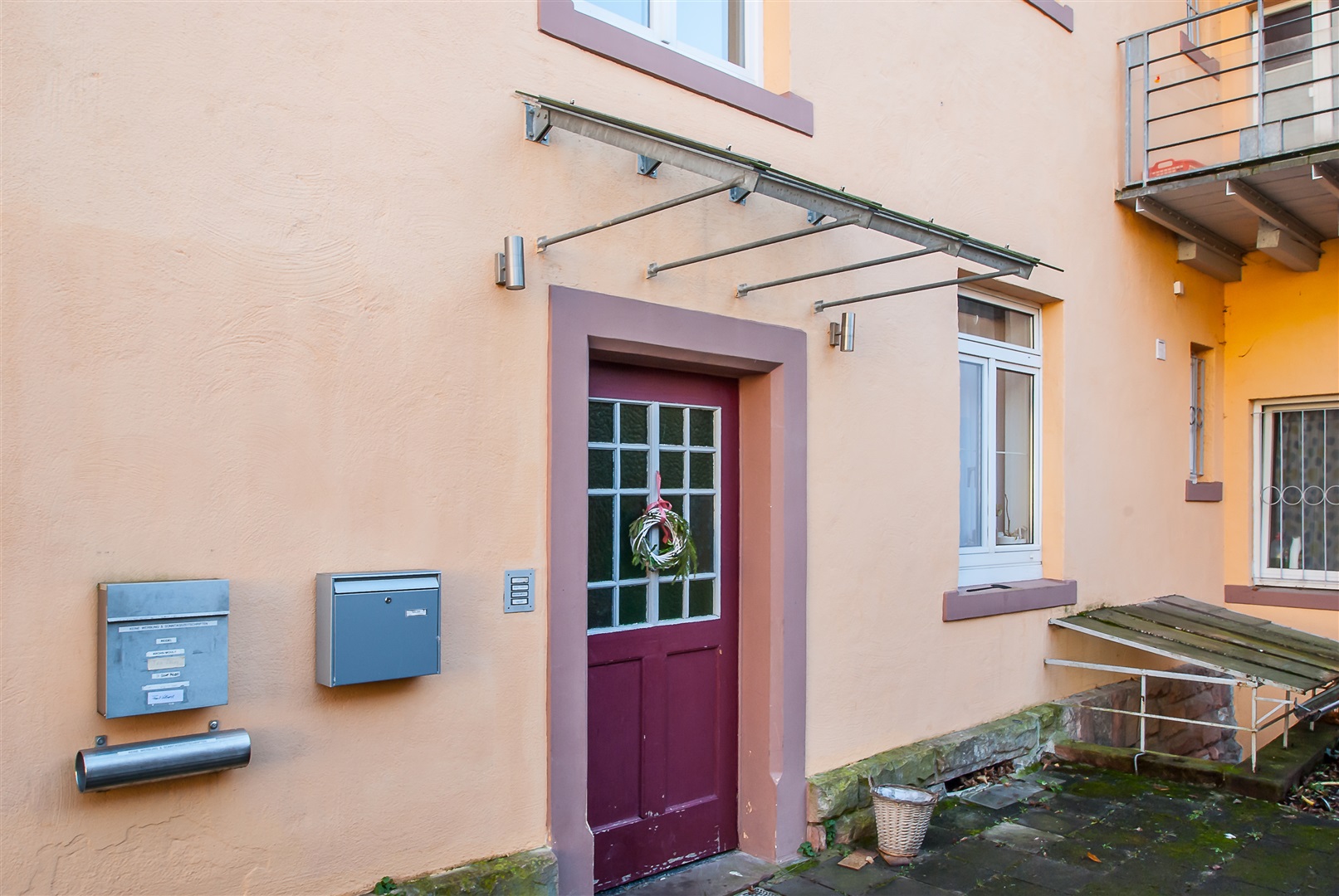 Innenhof des kleinen Mehrfamilienhauses mit nur vier Wohneinheiten. - Oliver Reifferscheid - Immobilienmakler Darmstadt