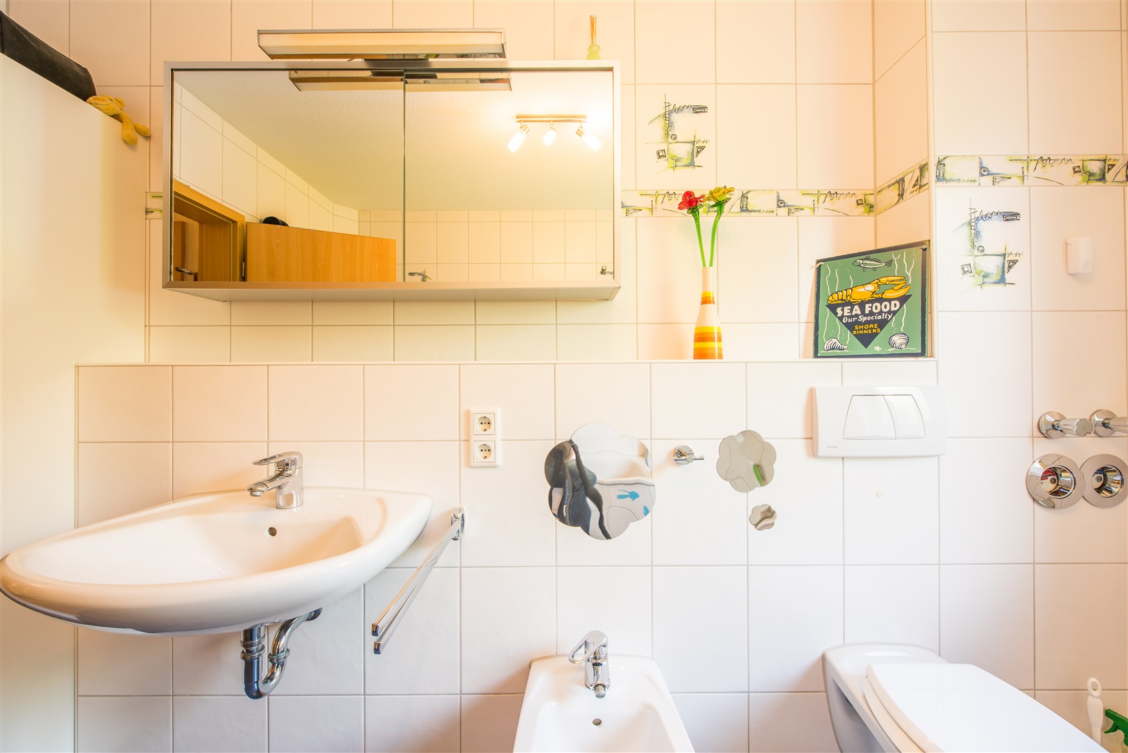 Schicke, helle Fliesen bis zur Decke. - Oliver Reifferscheid - Immobilienmakler Darmstadt