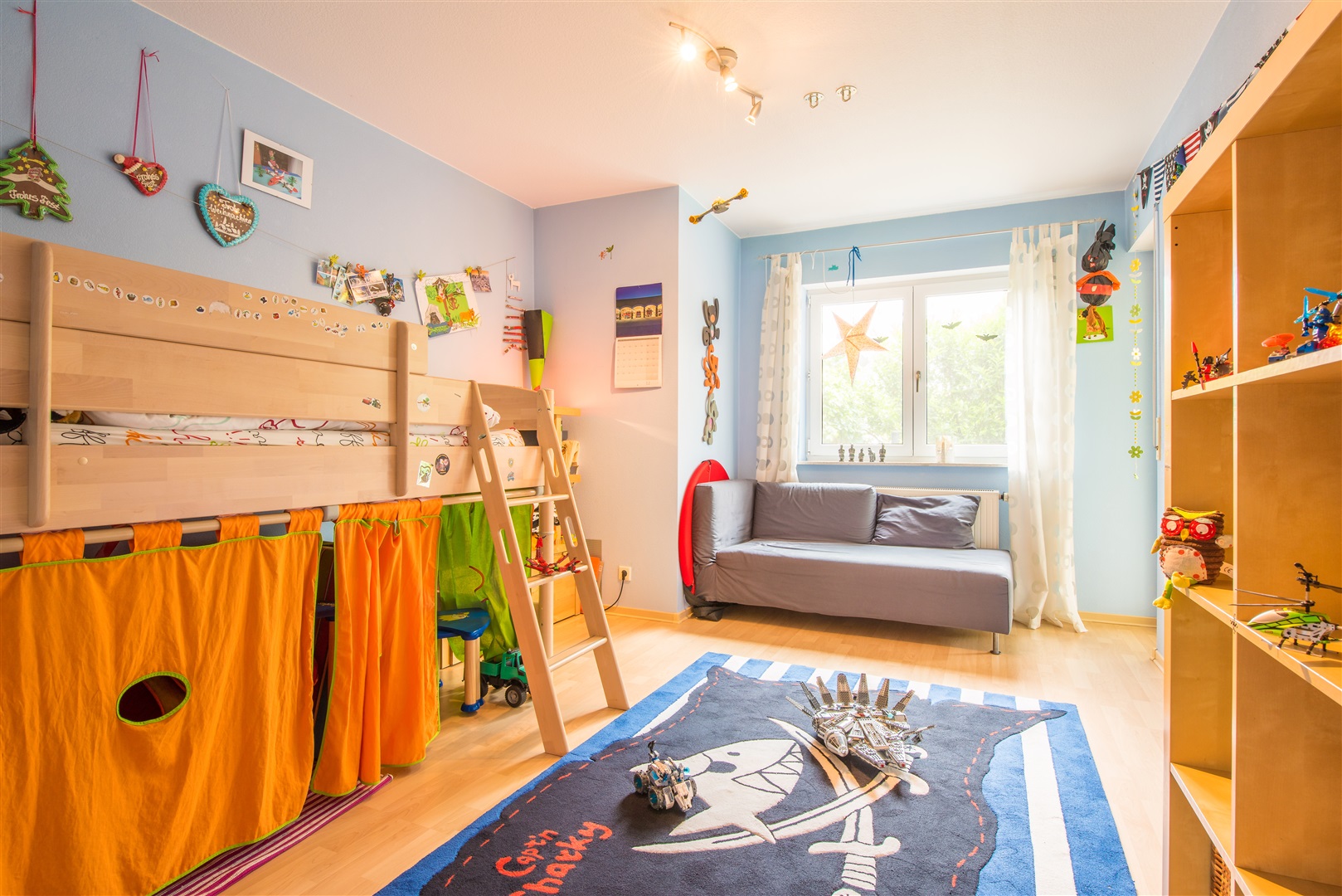 Kinderzimmer mit Blick und eigenem Zugang in den Garten. - Oliver Reifferscheid - Immobilienmakler Darmstadt