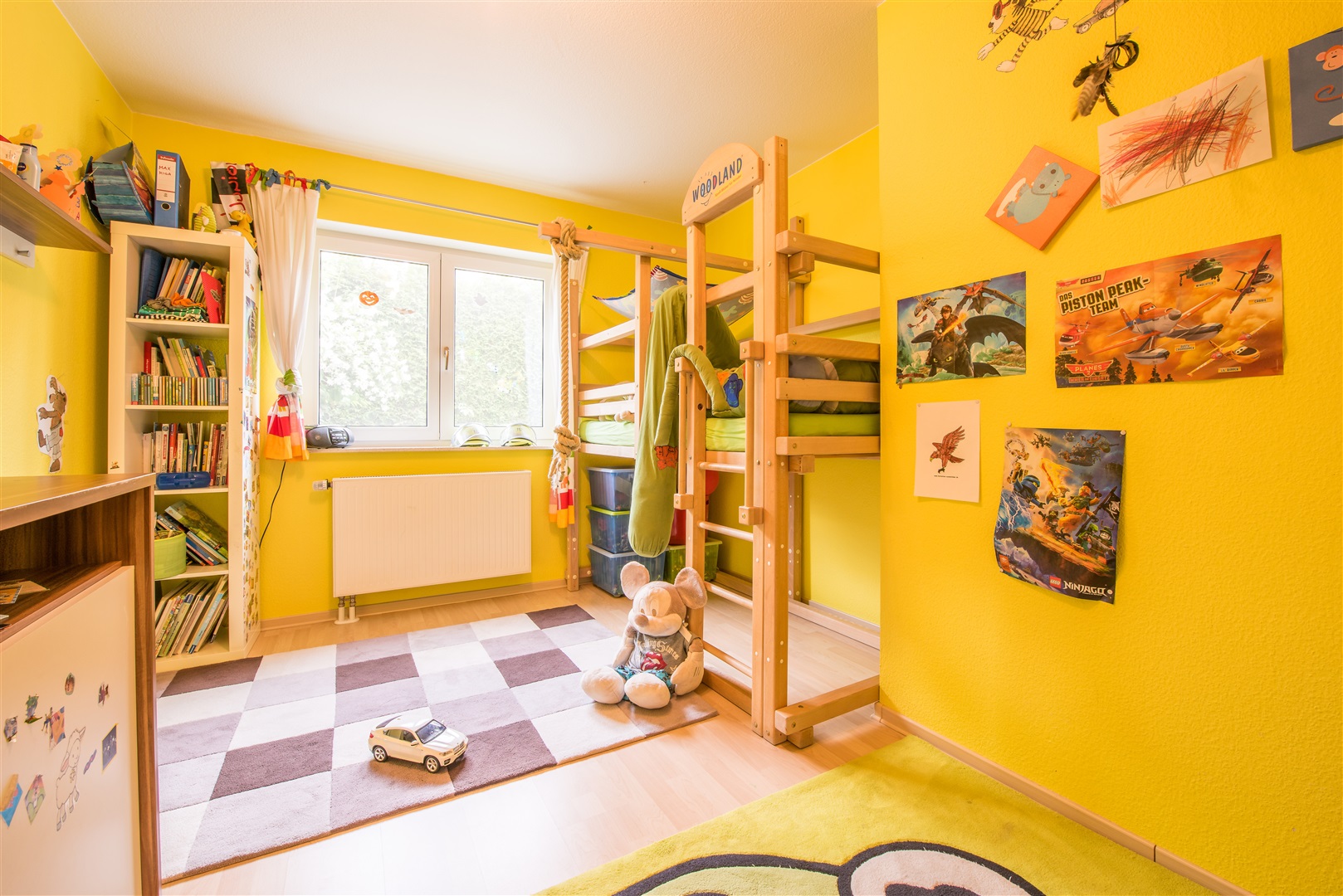 Helles Kinderzimmer mit gemütlicher Schlafniesche. - Oliver Reifferscheid - Immobilienmakler Darmstadt