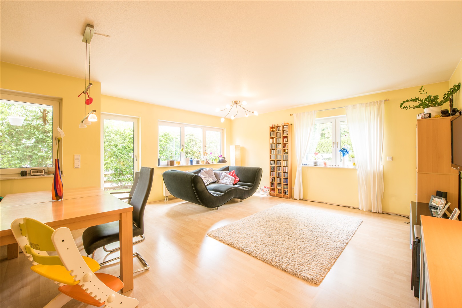 Großes, helles Wohnzimmer mit Essniesche. Die Fenster der Wohnung haben Pilzkopfbeschläge für einen besseren Einbruchsschutz. - Oliver Reifferscheid - Immobilienmakler Darmstadt
