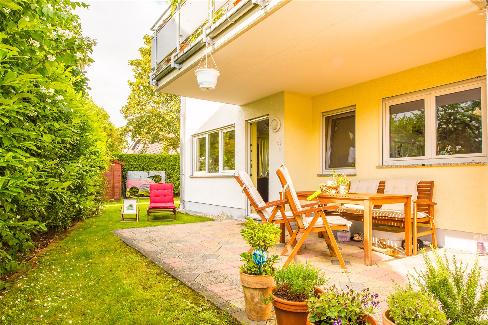 Die Terrasse ist überdacht und liegt in einer uneinsehbaren, geschützen Hausniesche. Hier können sie Abends so richtig entspannen. - Oliver Reifferscheid - Immobilienmakler Darmstadt