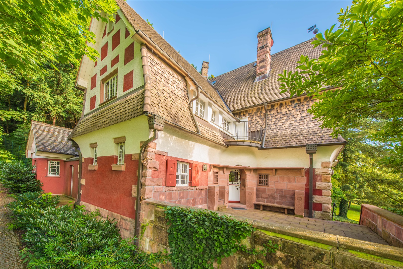 Haupteingang der zweiflügeligen Villa mit großzügiger Eingangsterrasse in Sandstein. - Oliver Reifferscheid - Immobilienmakler Darmstadt