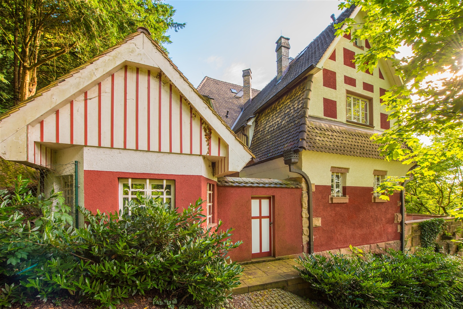 Direkt neben der Villa liegt das kleine Waschhaus. Wenn sie schwere Wasserkästen in die Küche bringen wollen einfach nur mit dem PKW an der Tiefgarage vorbei fahren und direkt vorm Waschhaus anhalten. Sie können die Kästen ohne Treppen direkt in den Vorra - Oliver Reifferscheid - Immobilienmakler Darmstadt