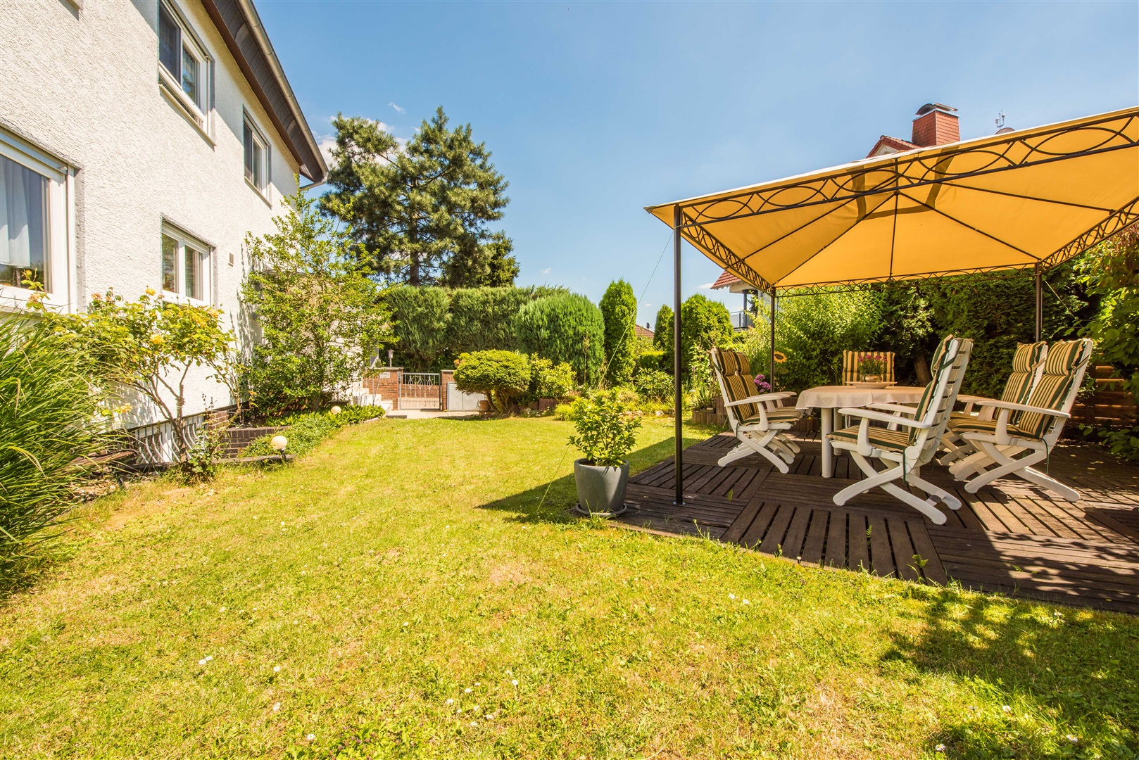 Vorderer Garten mit Pavillion und kleinem Teich. Das Grundstück zur Südseite ist durch eine hohe Hecke vor Einblicken geschützt. - Oliver Reifferscheid - Immobilienmakler Darmstadt