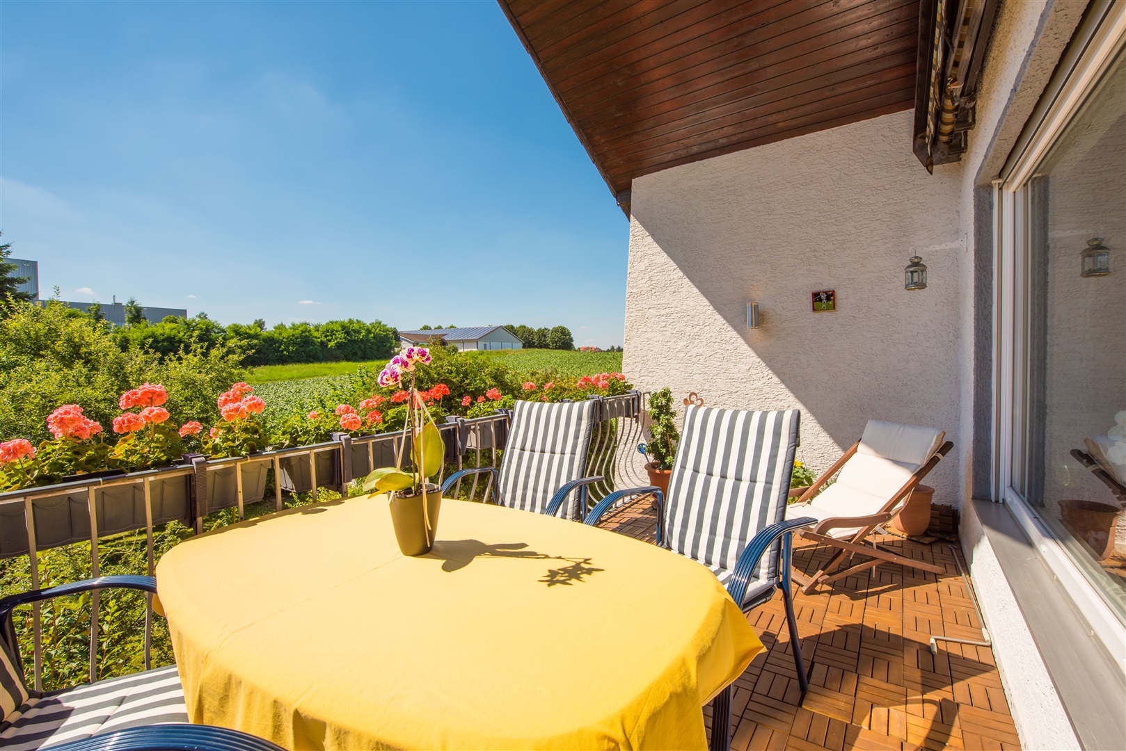 Schöner Westbalkon der Wohnung im 1. Obergeschoss mit Blick ins grüne Feld. Besonders praktisch und schön der weit über den Balkon herausgezogene Dachüberstand. Dieser schützt den Balkon und, besonders wichtig, die Fassade des Gebäudes. - Oliver Reifferscheid - Immobilienmakler Darmstadt