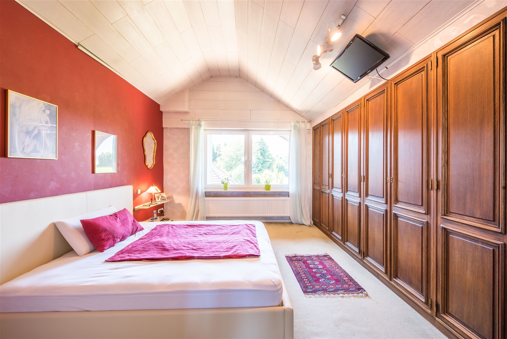 Elternschlafzimmer im Dachgeschoss der Hauptwohnung. Hier gibt es einen großen begehbaren Einbaukleiderschrank und zwei weitere Räume sowie einen Vorraum und eine Abstellkammer. - Oliver Reifferscheid - Immobilienmakler Darmstadt