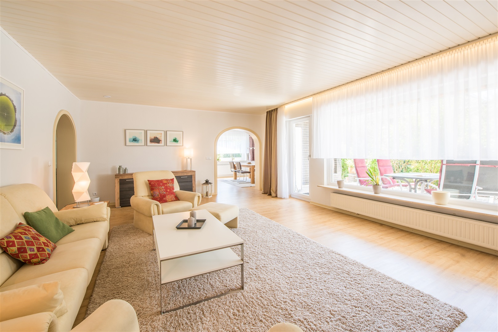 Direkter Zugang auf die großzügige Westterrasse. Der Rollladen für das große Fenster ist elektrisch. Im Hintergrund der halboffene Torbogen zum Esszimmer. - Oliver Reifferscheid - Immobilienmakler Darmstadt