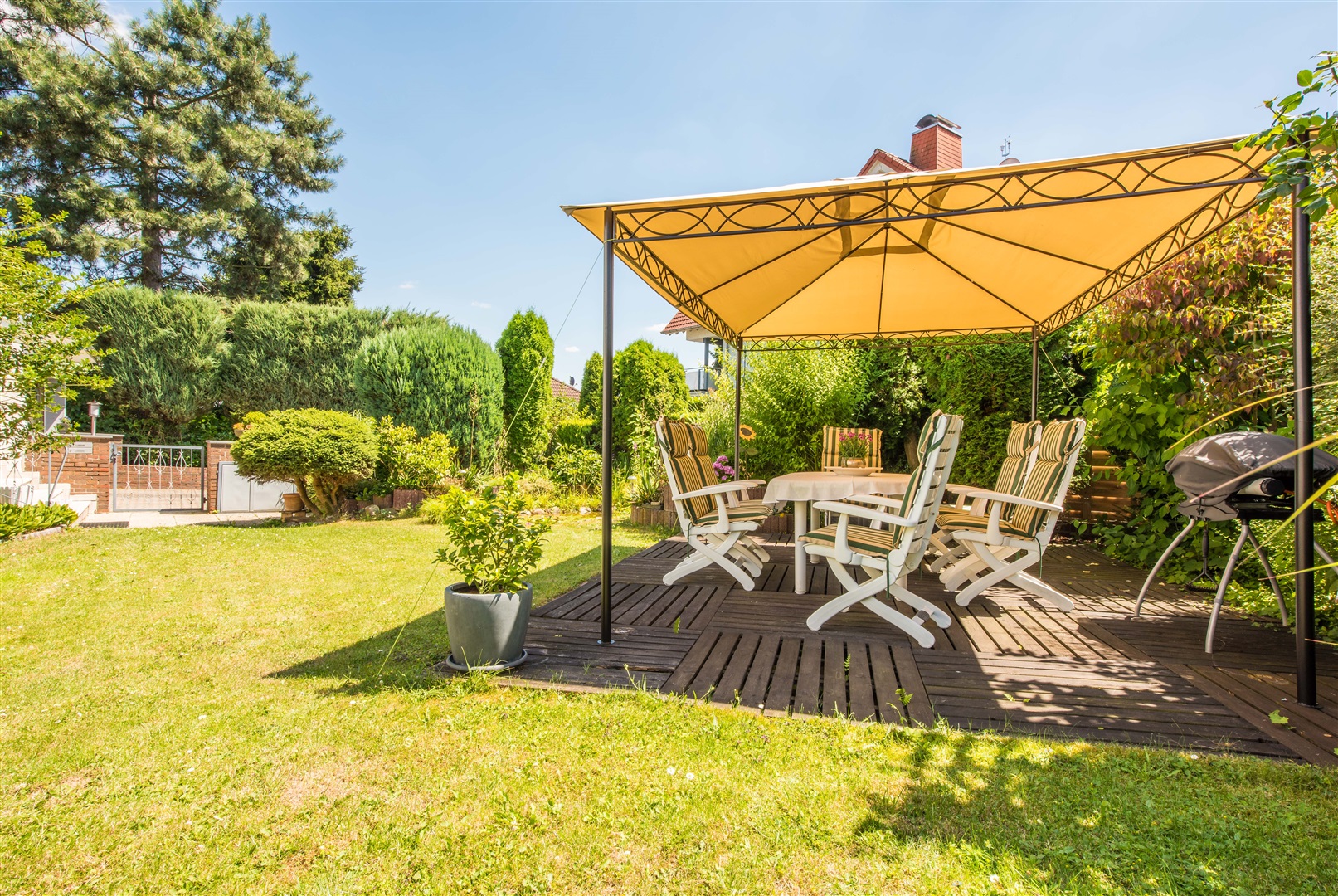 Der Garten ist rund herum geschlossen, ideal für kleine Kinder, die man auch mal kurz unbeaufsichtigt lassen möchte. - Oliver Reifferscheid - Immobilienmakler Darmstadt