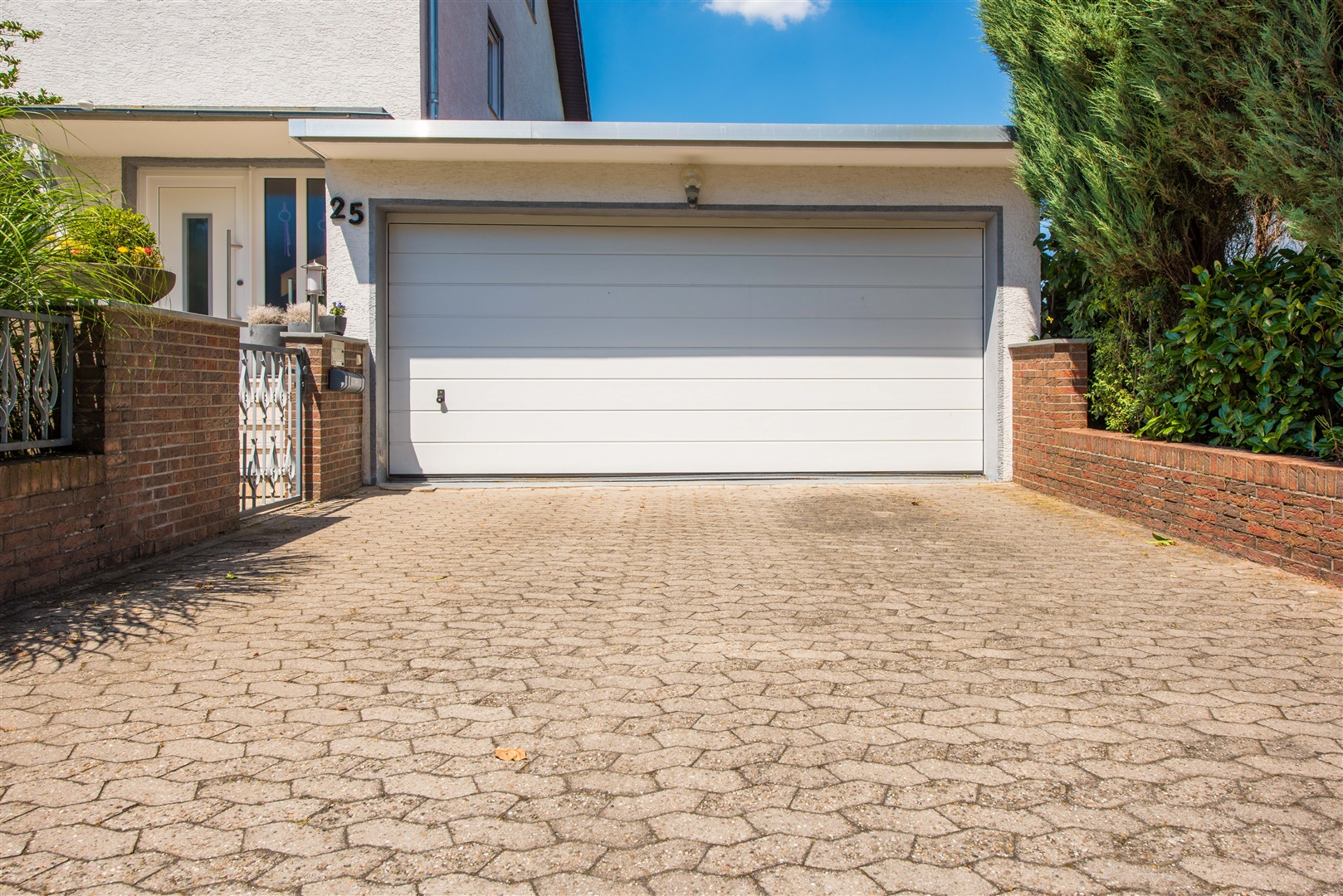 Doppelte Garage mit elektrischem, sektionalem Tor. - Oliver Reifferscheid - Immobilienmakler Darmstadt