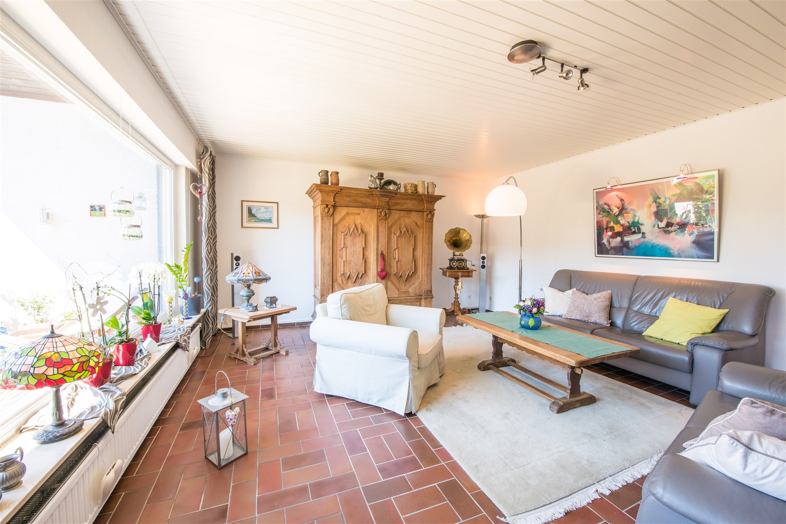 Der halboffene, große Wohnraum im 1. OG mit raumbreiten Fenster zum großen Westbalkon. Diese Wohnung besteht aus 1. OG und dem ca. 50 m² großen, ausgebauten Dachgeschoss. - Oliver Reifferscheid - Immobilienmakler Darmstadt