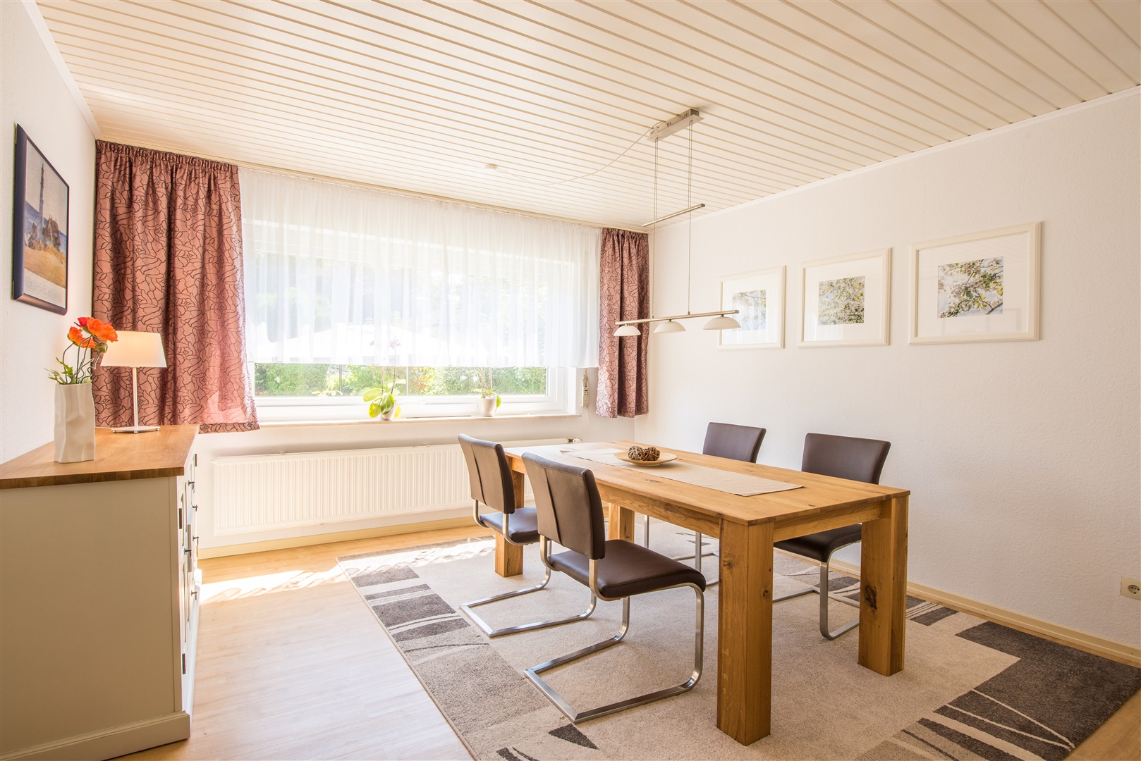 Das Esszimmer der Wohnung im EG liegt Richtung Süden. Von hier können sie die Kinder im Garten beobachten. Die Wohnung besteht aus dem gesamten Erdgeschoss. - Oliver Reifferscheid - Immobilienmakler Darmstadt