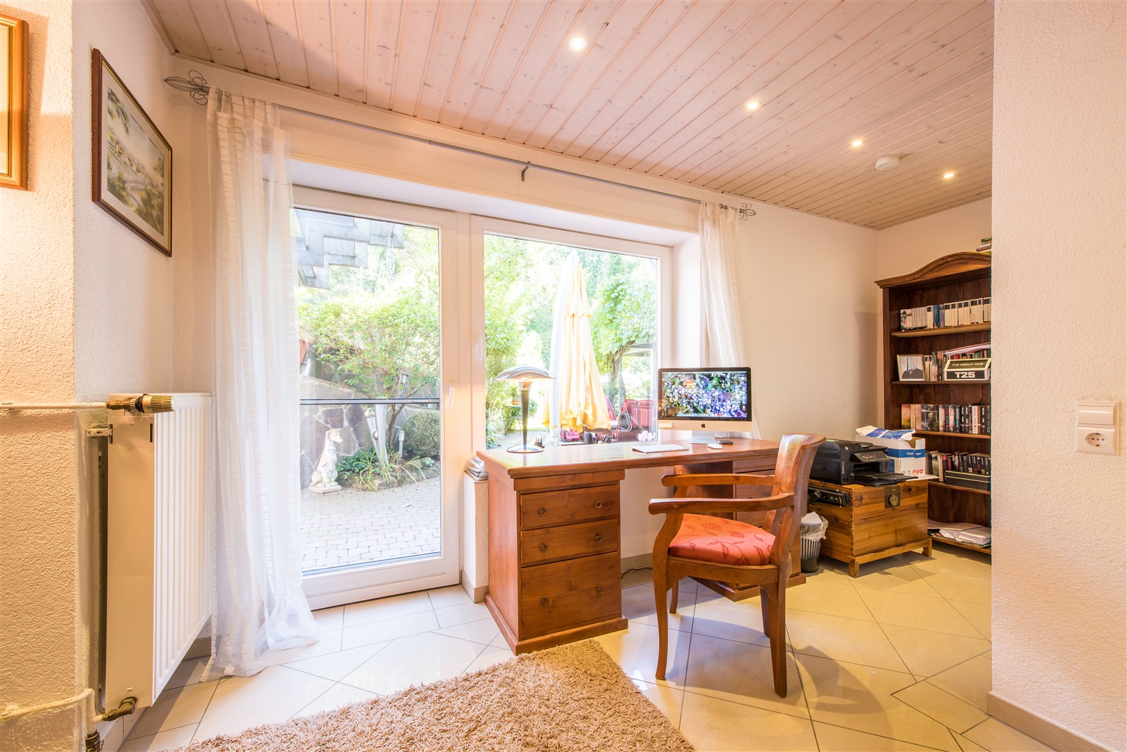 Schicker Büroraum mit viel Ruhe und Blick in den Garten. - Oliver Reifferscheid - Immobilienmakler Darmstadt