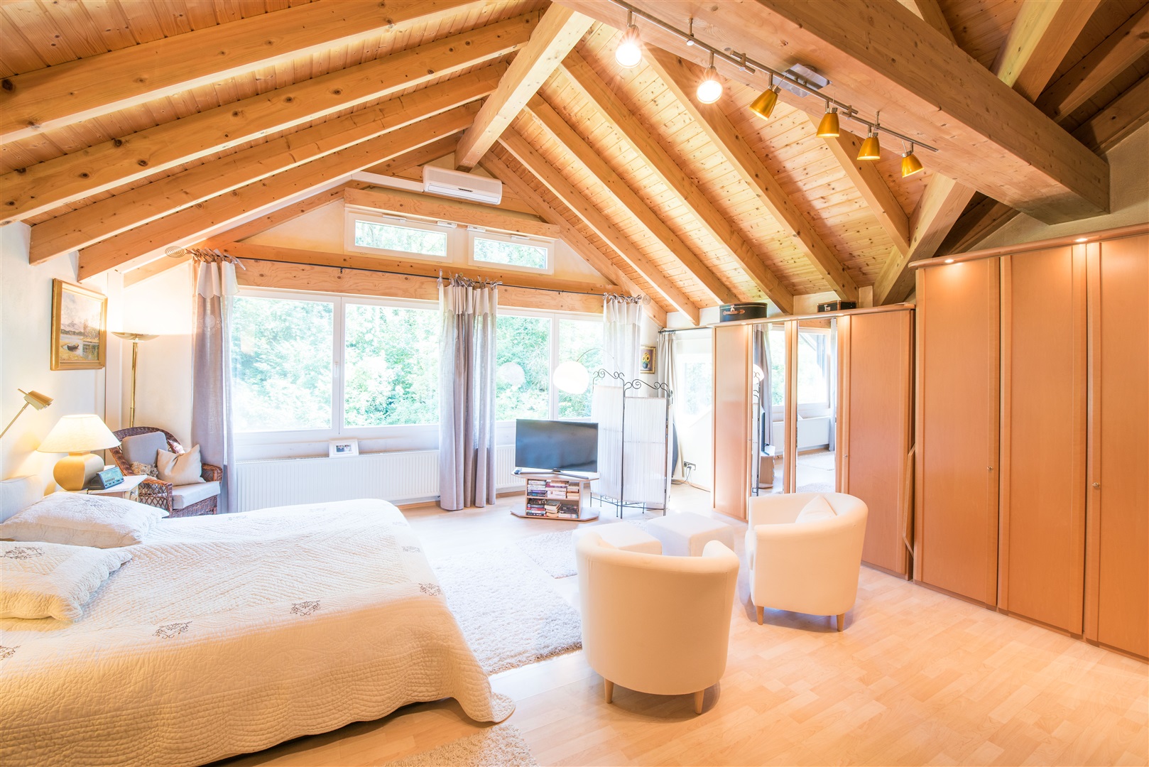 Im voll ausgebauten Dachgeschoß liegt die sehr große Elternsuite mit Ankleidebereich en Suite, Hauptbad und großem Schlafzimmer. Alle Schlafzimmer dieser Ebene sind klimatisiert. - Oliver Reifferscheid - Immobilienmakler Darmstadt