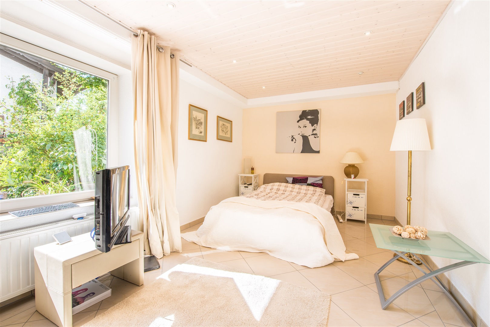 Gästezimmer auf der Gartenebene mit eigenem Zugang zur Straße. Der Großteil dieser Ebene ist oberhalb des Erdreichs errichtet. - Oliver Reifferscheid - Immobilienmakler Darmstadt