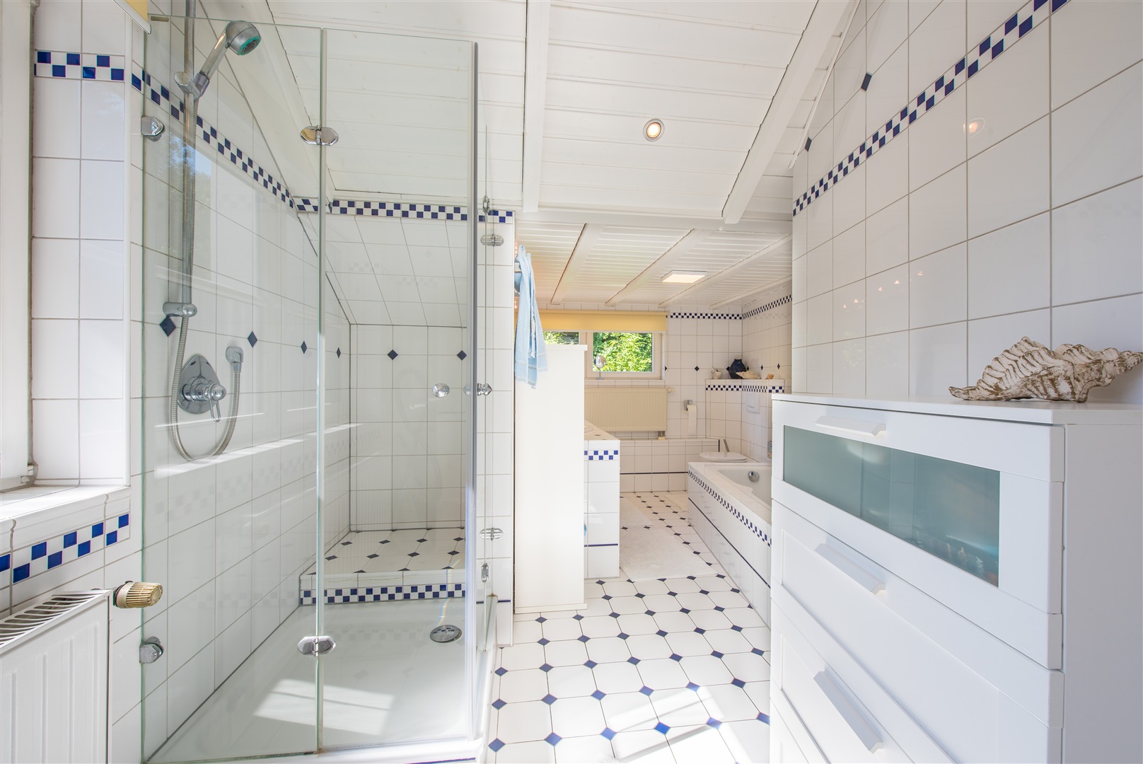Hauptbad der Elternsuite mit Dusche, Badewanne, WC und zwei Waschtischen. - Oliver Reifferscheid - Immobilienmakler Darmstadt