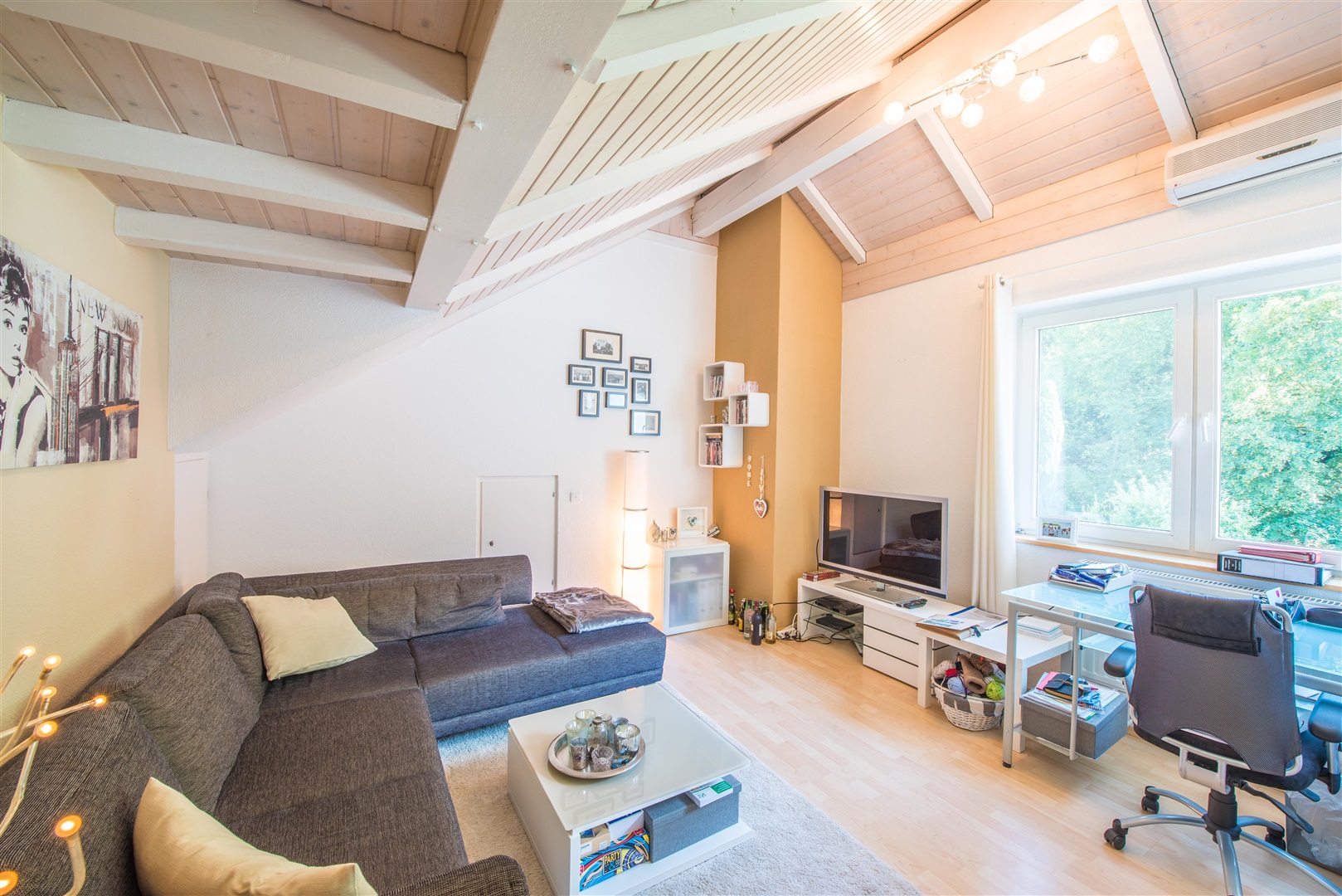 Kinderzimmer mit teilweise deutlicher Überhöhe. Durch das kleine Türchen hinten links im Bild geht's in den zusätzlichen Stauraum. - Oliver Reifferscheid - Immobilienmakler Darmstadt
