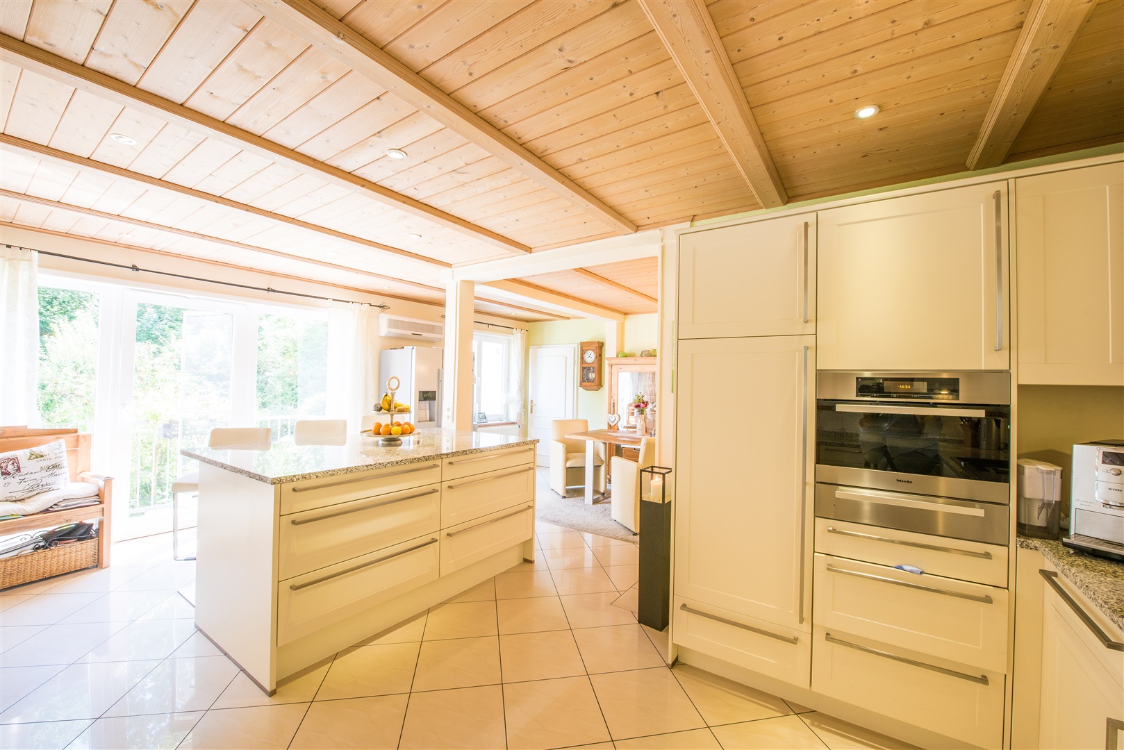 Die moderne Holzbalkendecke mit eingelassenen LED Spots macht den Raum so richtig gemütlich ohne altbacken zu wirken. - Oliver Reifferscheid - Immobilienmakler Darmstadt