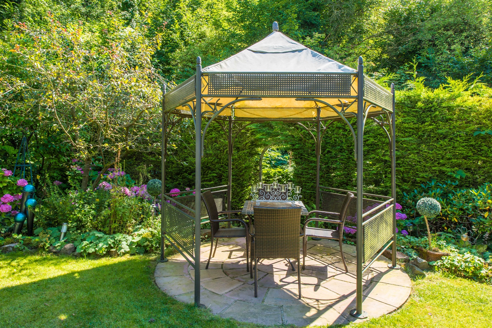 Der hochwertige Pavillon im Garten ist im Kaufpreis des Hauses enthalten. - Oliver Reifferscheid - Immobilienmakler Darmstadt