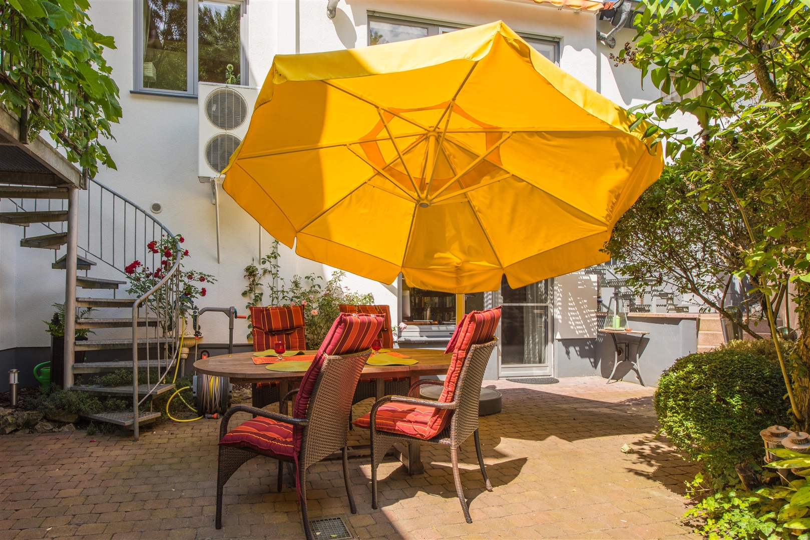 Vor den Blicken der Nachbarn geschützte Gartenterrasse. Die Terrasse befindet sich unmittelbar vor der Küche. - Oliver Reifferscheid - Immobilienmakler Darmstadt