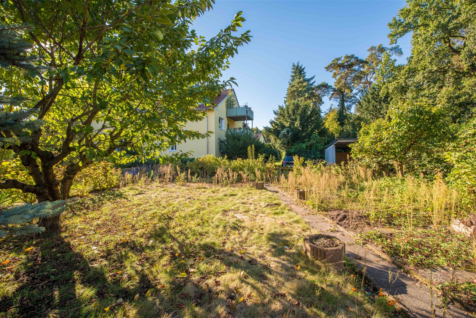 Blick von der Südterrasse auf den Garten. - Oliver Reifferscheid - Immobilienmakler Darmstadt