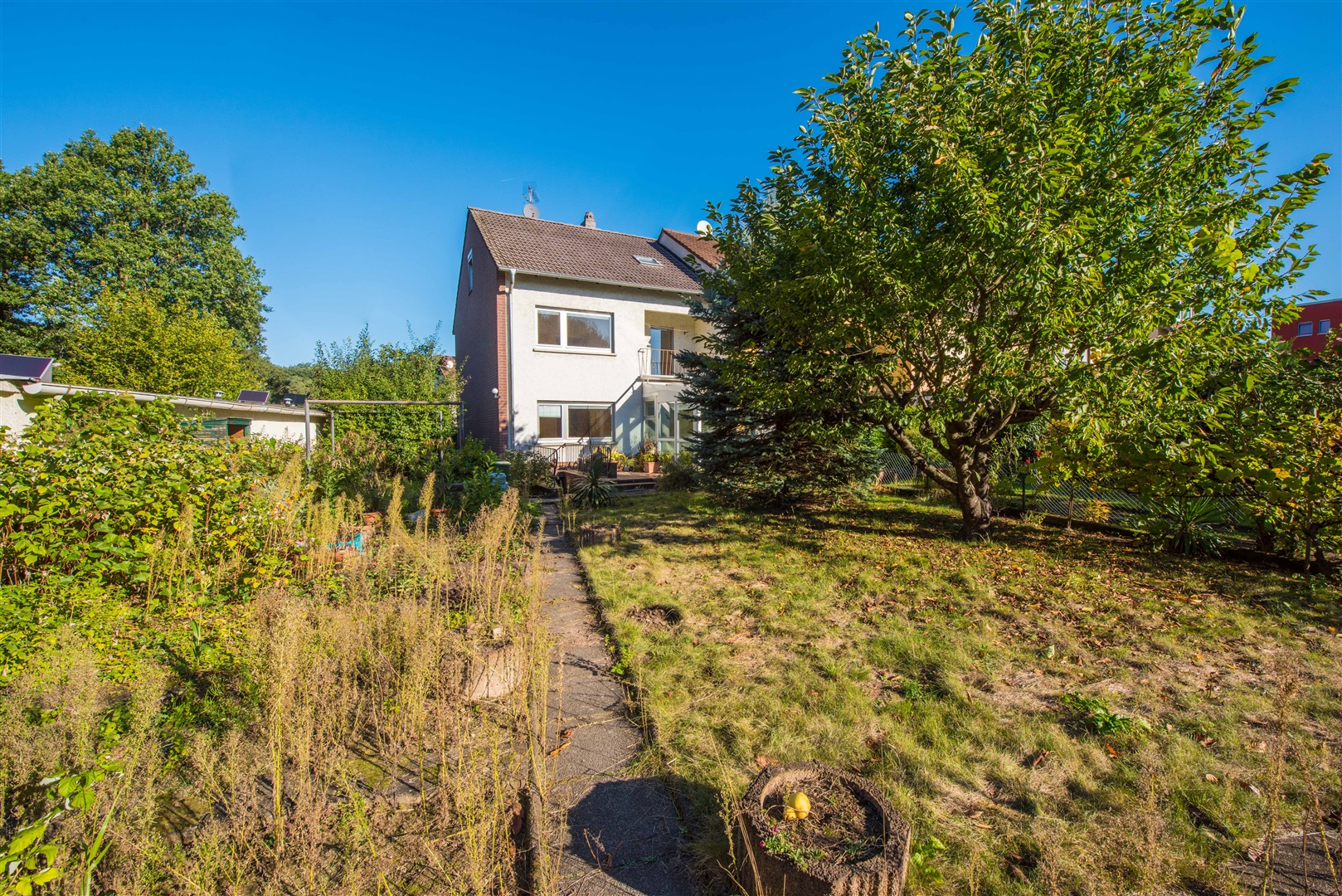 Sehr großer Garten mit viel Platz zum Spielen. Das Grundstück ist rundherum eingezäunt. - Oliver Reifferscheid - Immobilienmakler Darmstadt