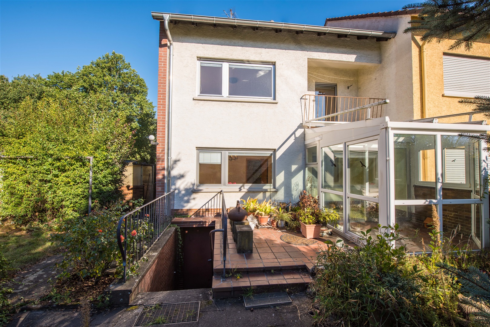 Südterrasse mit Blick in den ca. 500 m² großen Garten. - Oliver Reifferscheid - Immobilienmakler Darmstadt