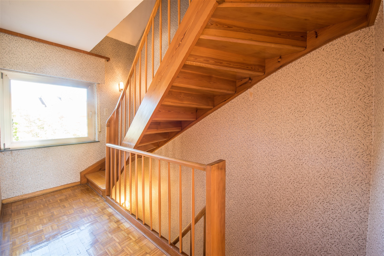 Vollholztreppe zum Dachstudio. - Oliver Reifferscheid - Immobilienmakler Darmstadt