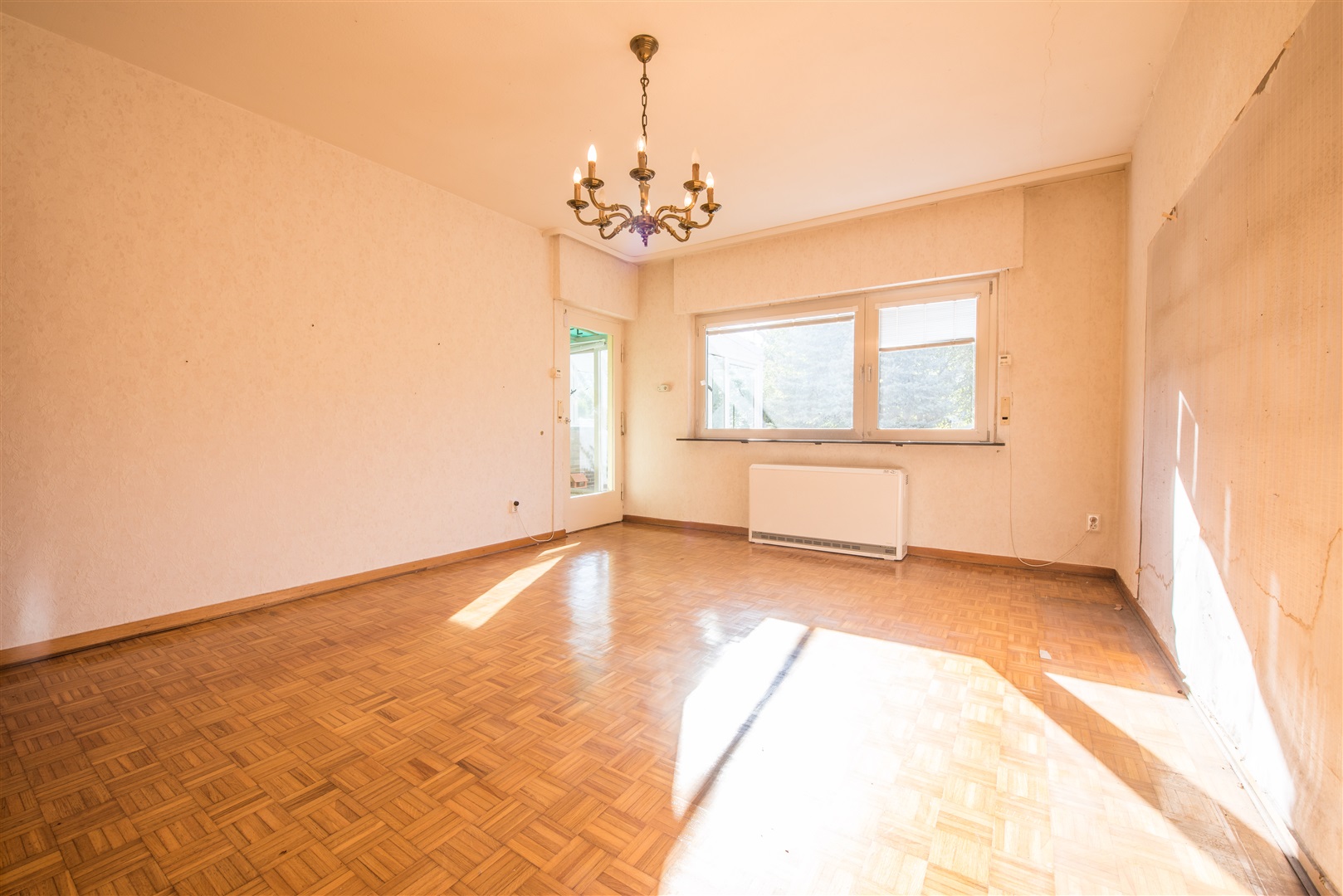 Großes Wohnzimmer mit Echtholzparkett und Ausgang in die Wintergärten. - Oliver Reifferscheid - Immobilienmakler Darmstadt