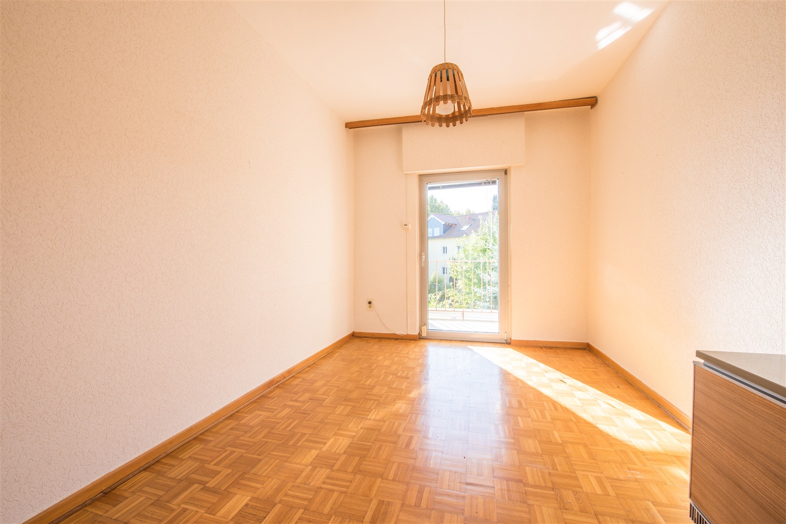 Esszimmer im EG. Ebenfalls mit Vollholzparkett (vermutlich Eiche). - Oliver Reifferscheid - Immobilienmakler Darmstadt