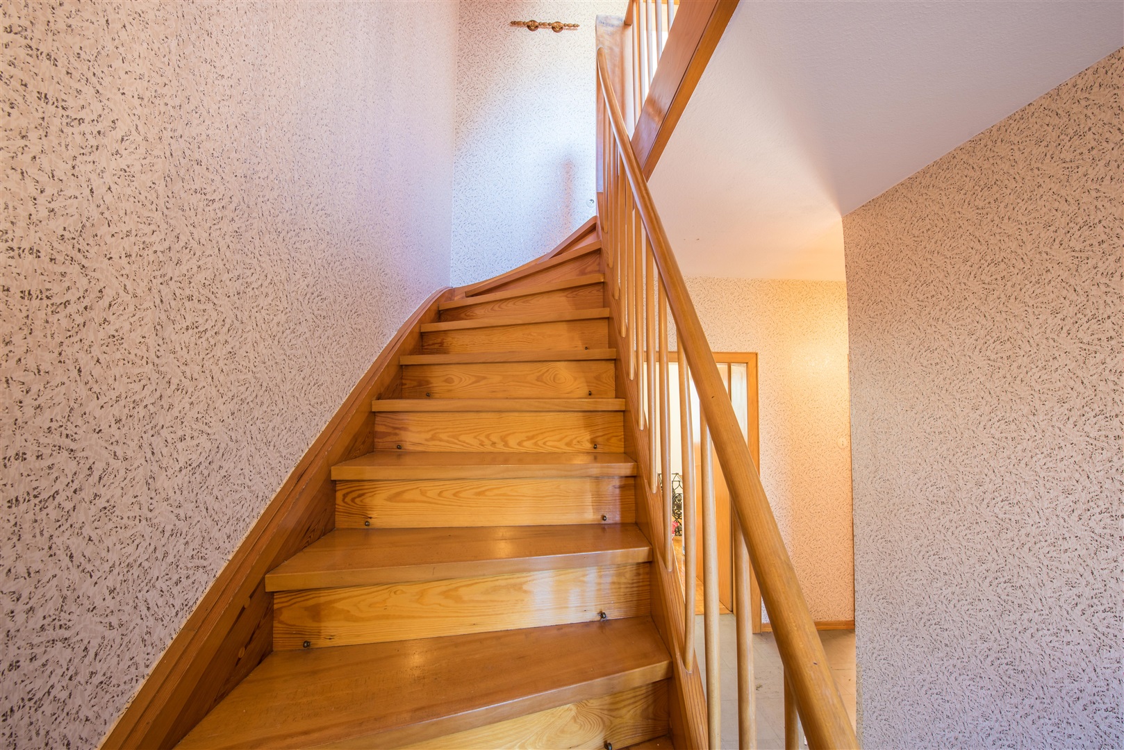 Sehr schön geschwungene Vollholztreppe aus dem Erbauungsjahr. - Oliver Reifferscheid - Immobilienmakler Darmstadt