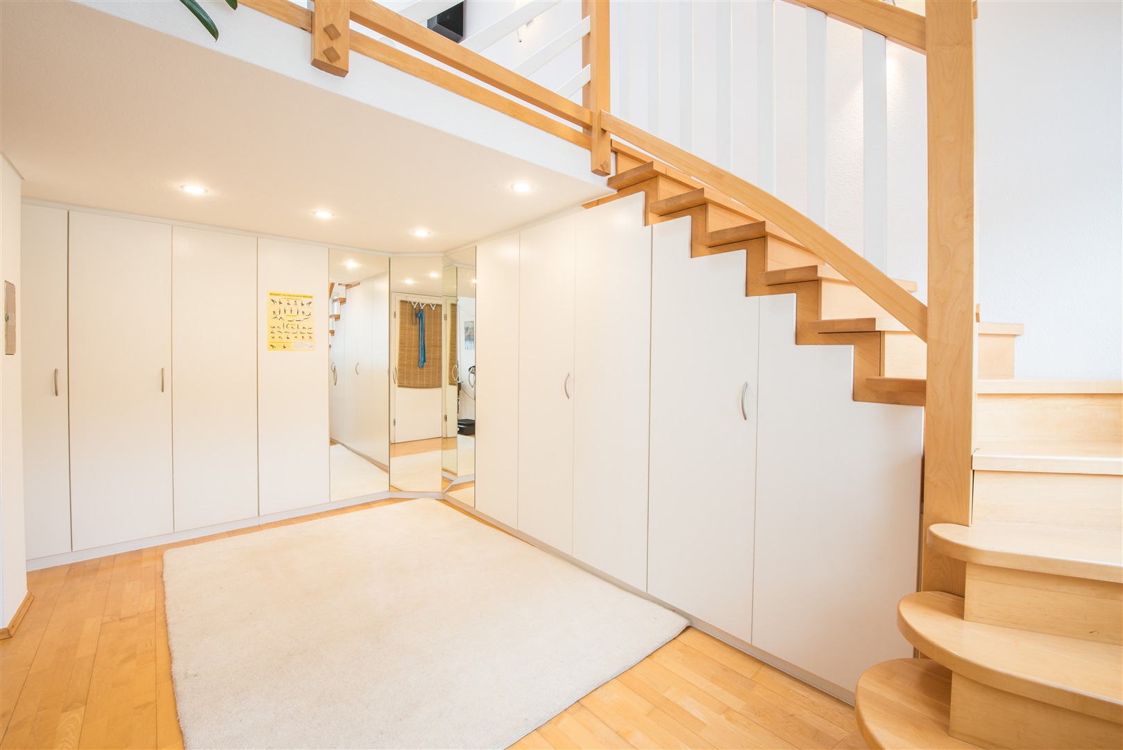 Elternschlafzimmer mit Überhöhe. Der Raum wurde in zwei Ebenen aufgeteilt und bietet deshalb im unteren Bereich Ankleide und darüber die Schlafebene. Die Schränke sind im Kaufpreis enthalten. Hinter der Kamera liegt das große Tageslichtbad. - Oliver Reifferscheid - Immobilienmakler Darmstadt