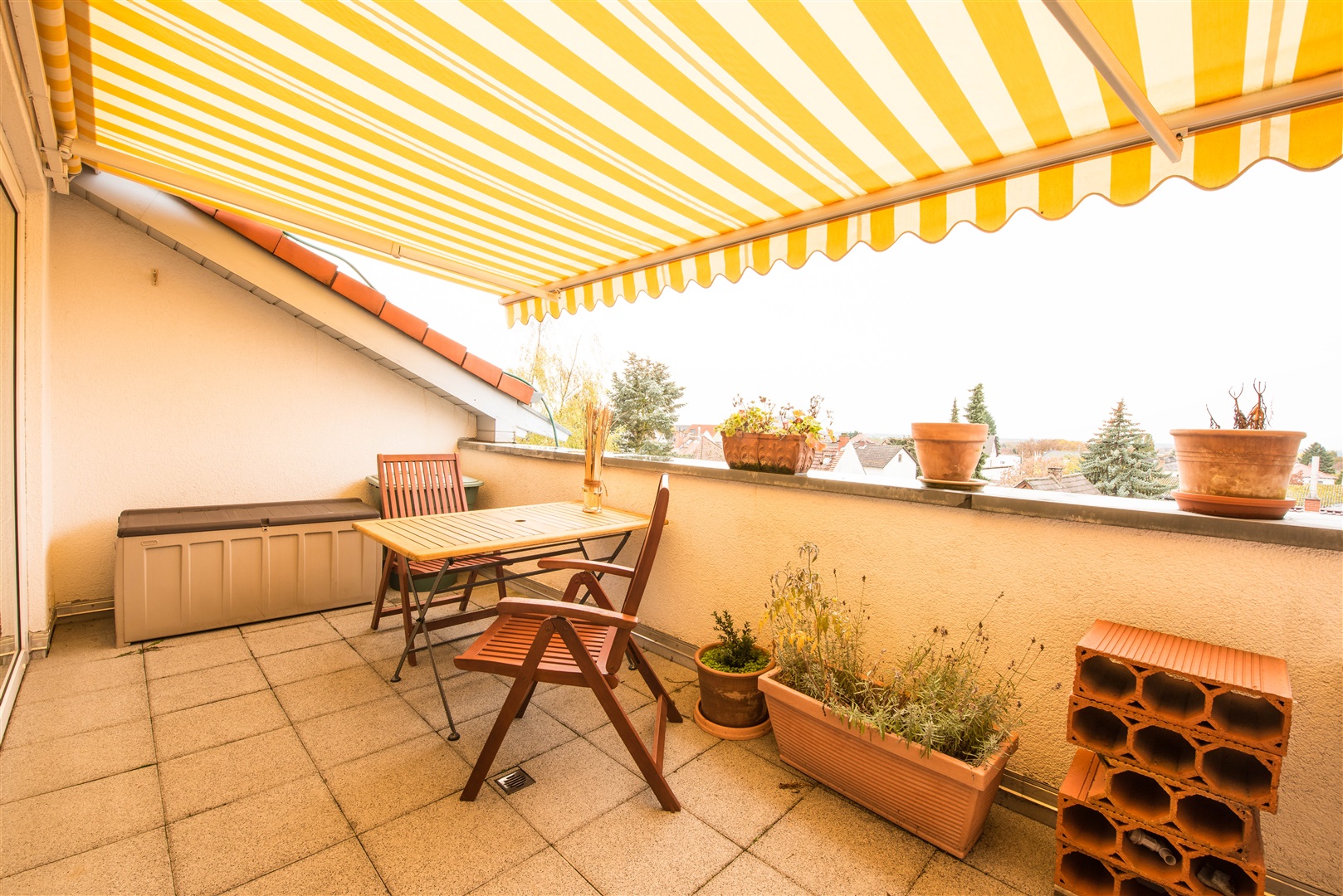 Die gepflegte elektrische Markise ist im Kaufpreis enthalten. - Oliver Reifferscheid - Immobilienmakler Darmstadt