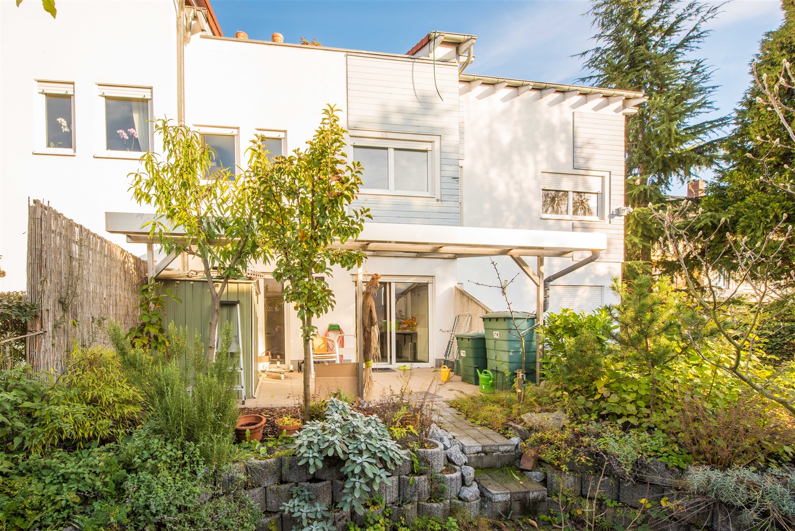 Kleiner Nutzgarten mit überdachter Terrasse... Lässt sich auch 