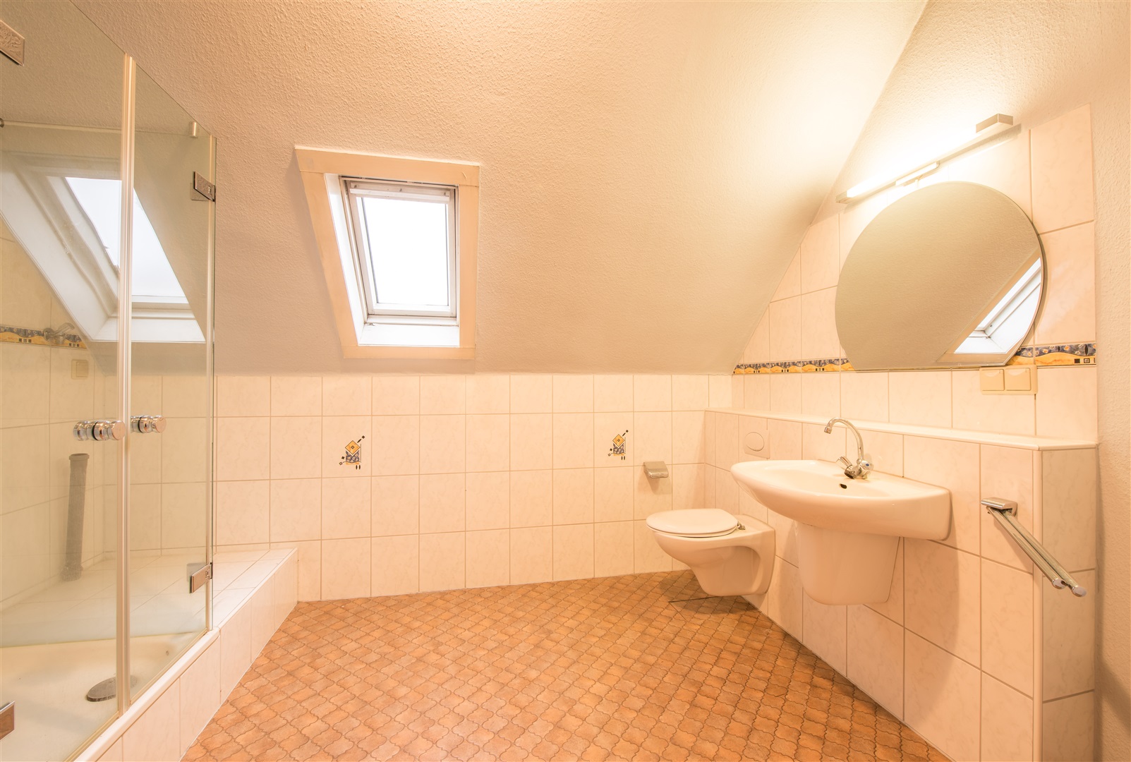 Das Tageslichtbad mit Dusche ist in einem guten fast modernem Zustand. Im Bad ist die moderne Gastherme für Heiz- und Brauchwasser aufgehängt. - Oliver Reifferscheid - Immobilienmakler Darmstadt