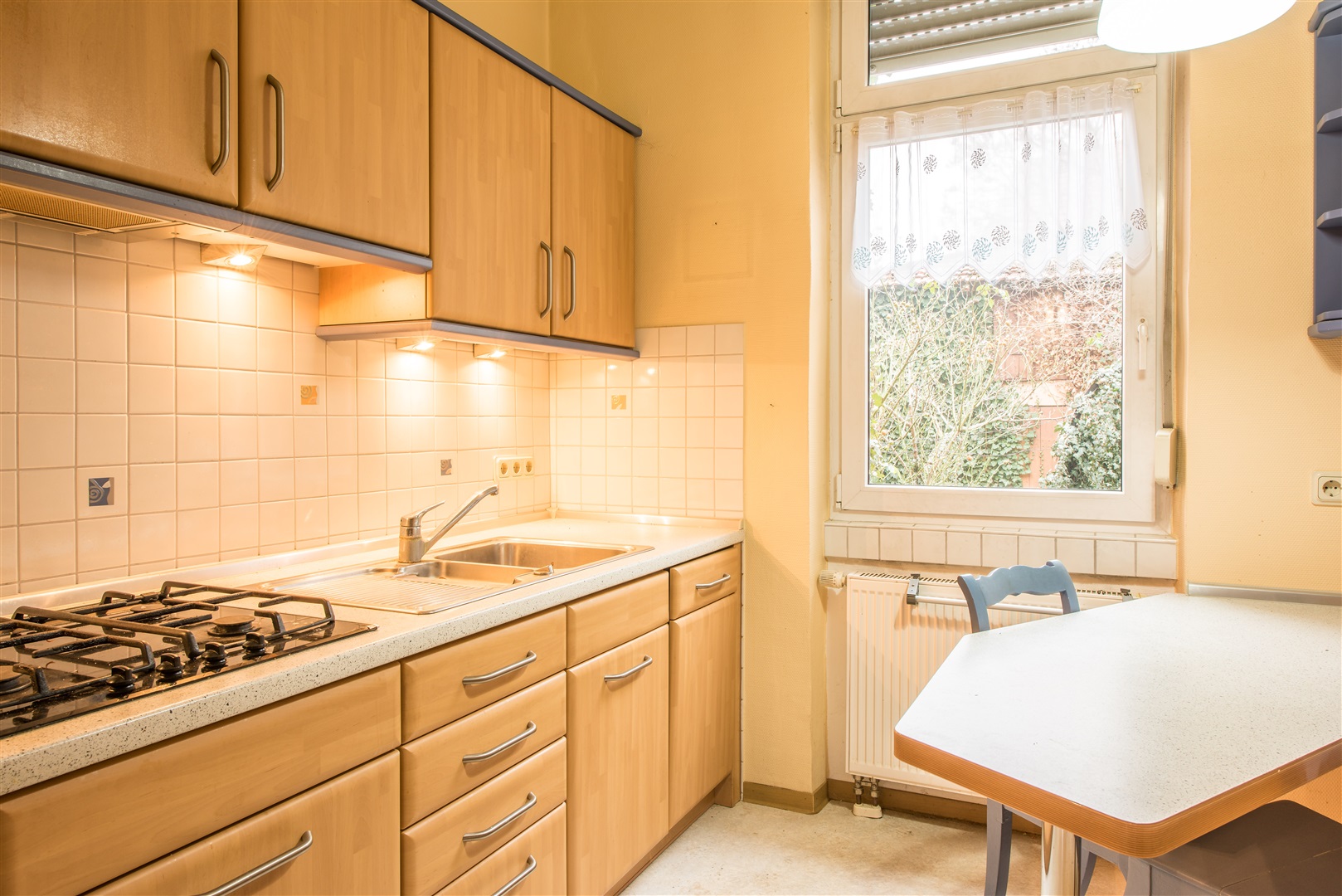 Blick in den Garten. Insbesondere kleine Kinder sind hier gut aufgehoben, da der Garten in sich geschlossen ist. - Oliver Reifferscheid - Immobilienmakler Darmstadt