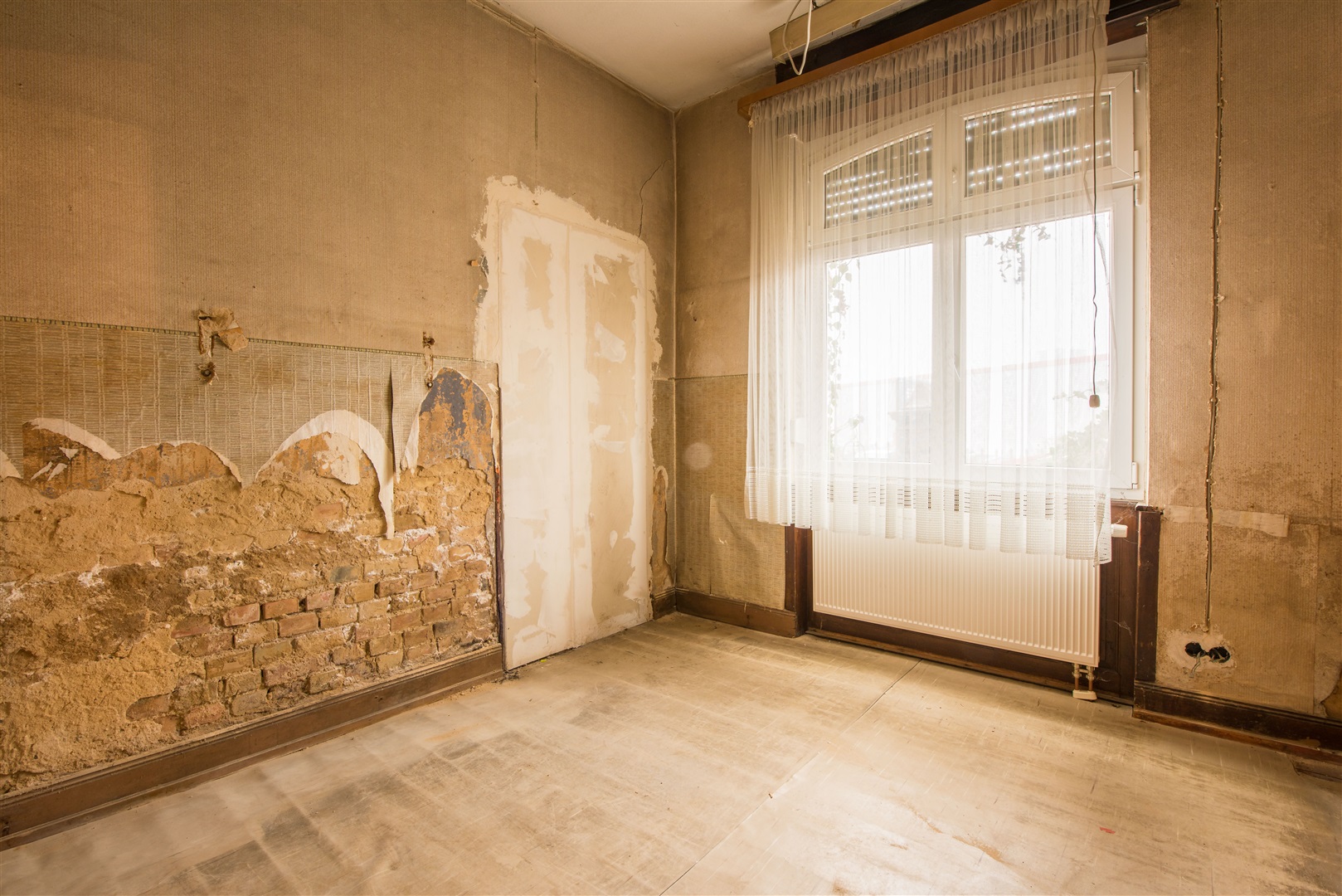 Das kleine Zimmer im EG ist ordentlich renovierungsbedürftig. Die Wand ist feucht und der Strom muss hier überarbeitet werden - Oliver Reifferscheid - Immobilienmakler Darmstadt