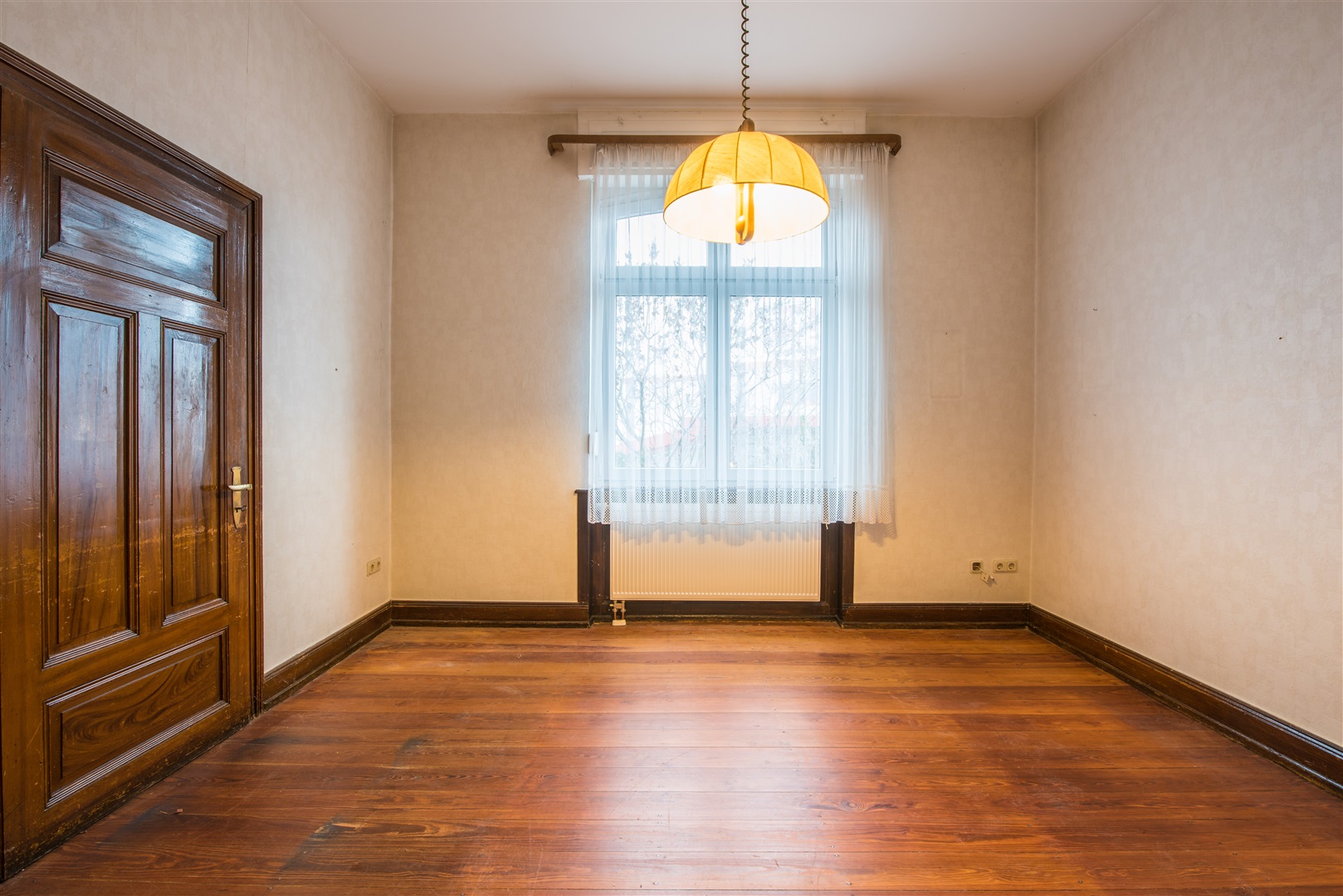 Das Wohnzimmer im EG. Fast alle Fenster im Haus sind modern doppelt verglast - Oliver Reifferscheid - Immobilienmakler Darmstadt