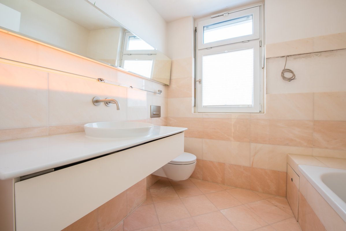 Tageslichbad mit Wanne, das WC ist in einem separatem Raum - Oliver Reifferscheid - Immobilienmakler Darmstadt