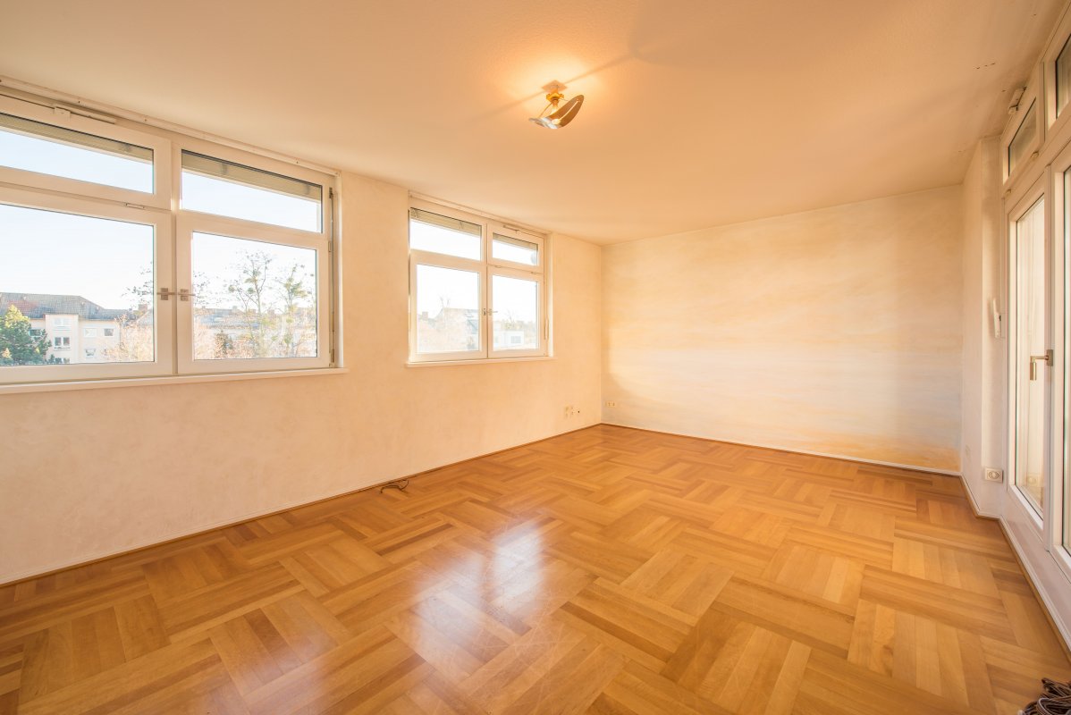 Schlafzimmer mit Echtholzparkett (vermutl. Birne) - Oliver Reifferscheid - Immobilienmakler Darmstadt