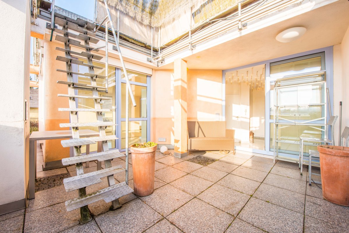 Über die Treppe gelagen Sie aufs Dach der Wohnung mit der riesigen Panoramaterrasse - Oliver Reifferscheid - Immobilienmakler Darmstadt