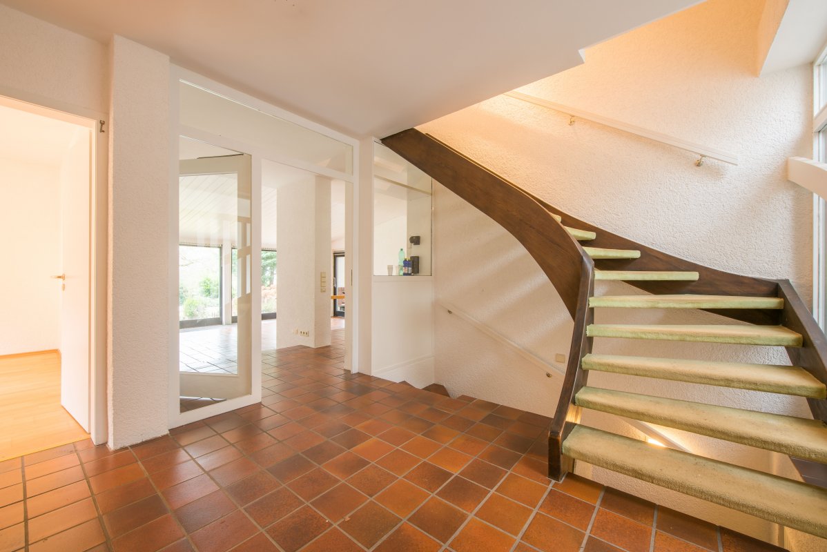 Heller Eingangsbereich mit schön geschwungener Treppe - Oliver Reifferscheid - Immobilienmakler Darmstadt