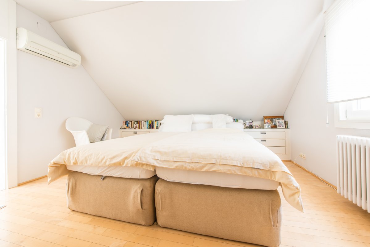 Eins der drei Schlafzimmer mit Klimaanlage - Oliver Reifferscheid - Immobilienmakler Darmstadt