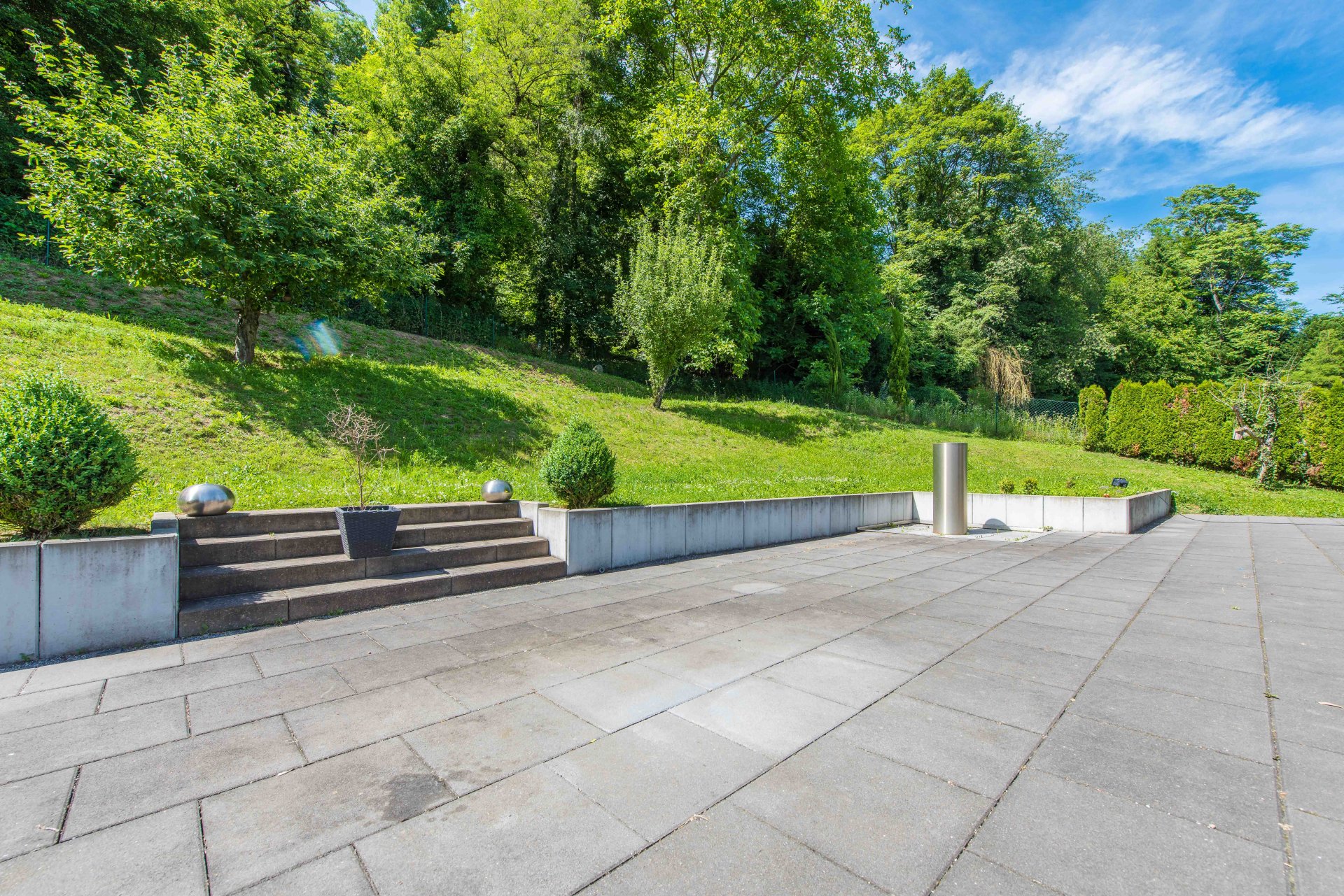 Riesige Sonnen-Terrasse mit Wasserspiel - Oliver Reifferscheid - Immobilienmakler Darmstadt