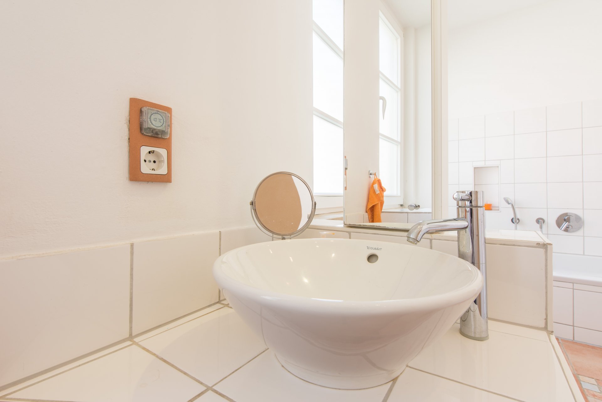 Designschtisch mit Badezimmerschränkchen - Oliver Reifferscheid - Immobilienmakler Darmstadt