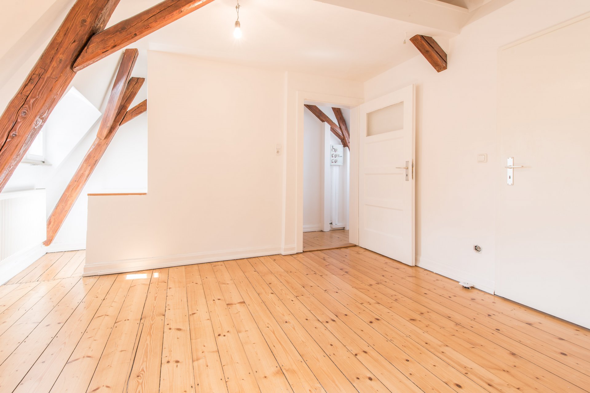 Schlafzimmer im Dachgeschoss mit freigestellter Holzbalkendecke - Oliver Reifferscheid - Immobilienmakler Darmstadt