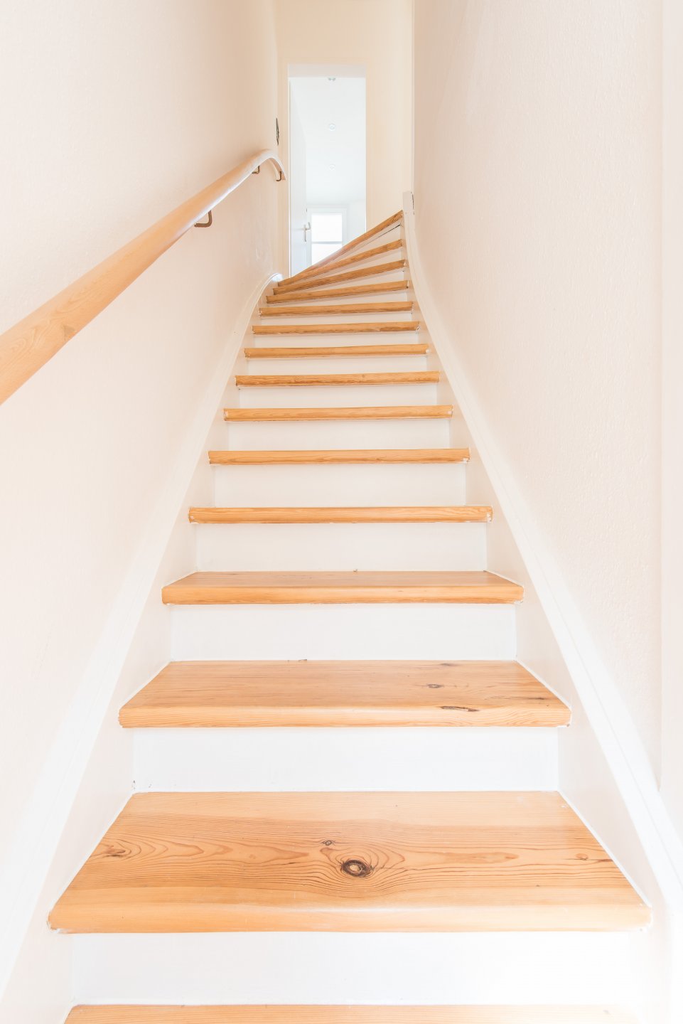 Die vermutlich originale Holztreppe führt gerade ins Wohnzimmer/Schlafzimmer und Bad - Oliver Reifferscheid - Immobilienmakler Darmstadt