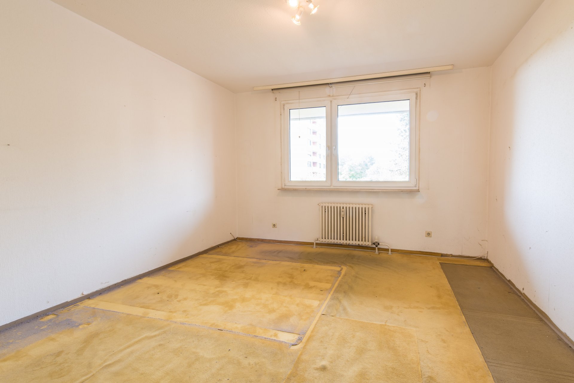 Kinderschlafzimmer mit Blick zum Balkon - Oliver Reifferscheid - Immobilienmakler Darmstadt