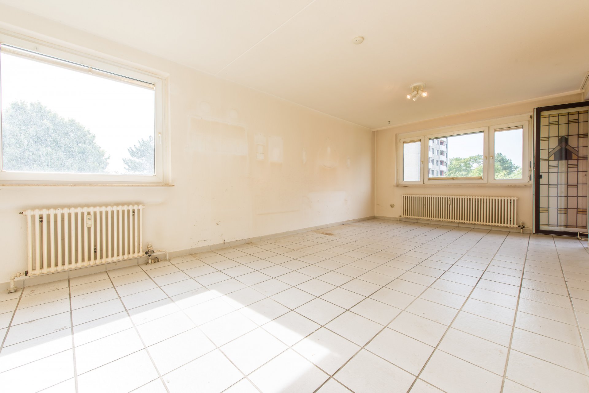 Großes, helles Wohnzimmer - Oliver Reifferscheid - Immobilienmakler Darmstadt