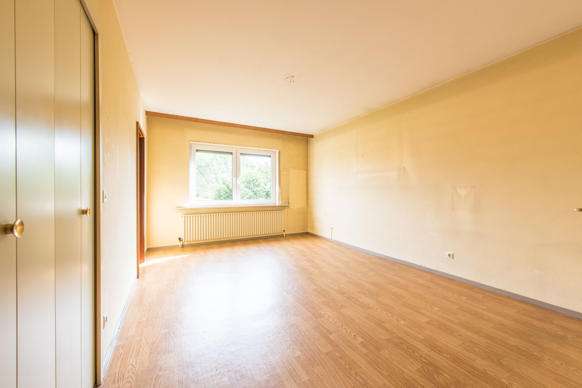 Helles Elternschlafzimmer mit kleiner Ankleidenische und Bad ensuite - Oliver Reifferscheid - Immobilienmakler Darmstadt
